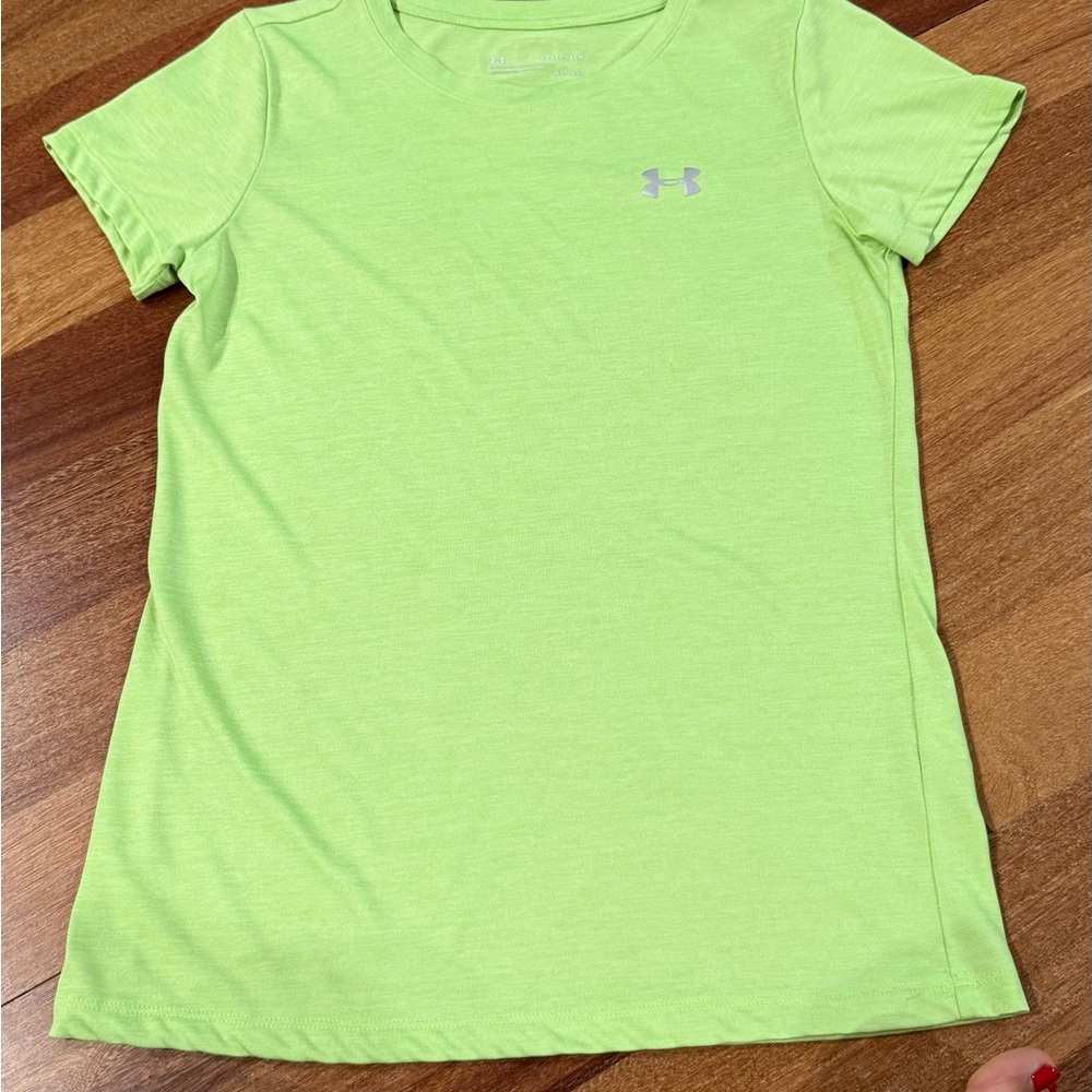 Women’s Under Armour Light Lime Green T-Shirt loose fit size XS